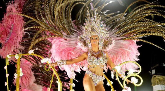 Orfeo la comparsa de Monte Caseros llega a Corrientes